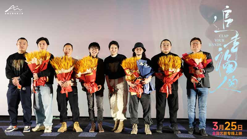 电影《追幸福的人》首映礼主创合影-预祝票房大卖.jpg